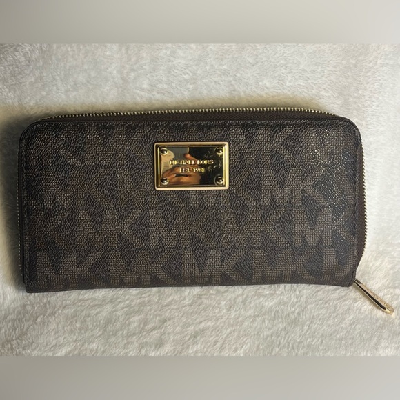 Michael Kors signature jet set travel wallet - Picture 1 of 6